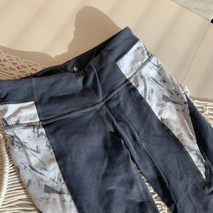 ATHLETA  GREY WHITE CROPPED WORKOUT LEGGINGS